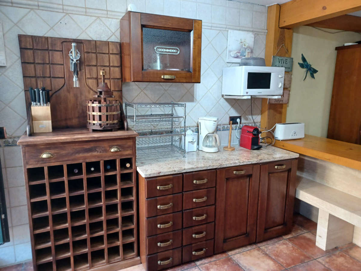 Cocina totalmente equipada vista izquierda Casa Rural La Libélula de Gredos