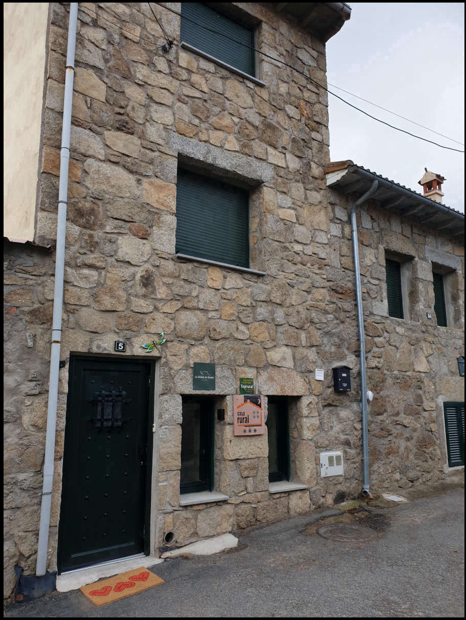 Entrada y fachada de piedra de la Casa Rural La Libélula de Gredos