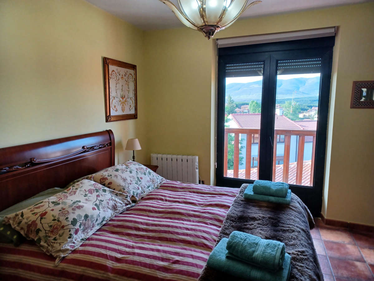 Habitación Suite con balcón y vistas Casa Rural La Libélula de Gredos