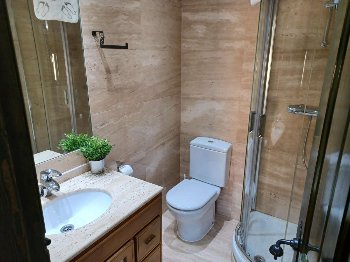 Cuarto de baño en suite habitación primera planta Casa Rural La Libélula de Gredos