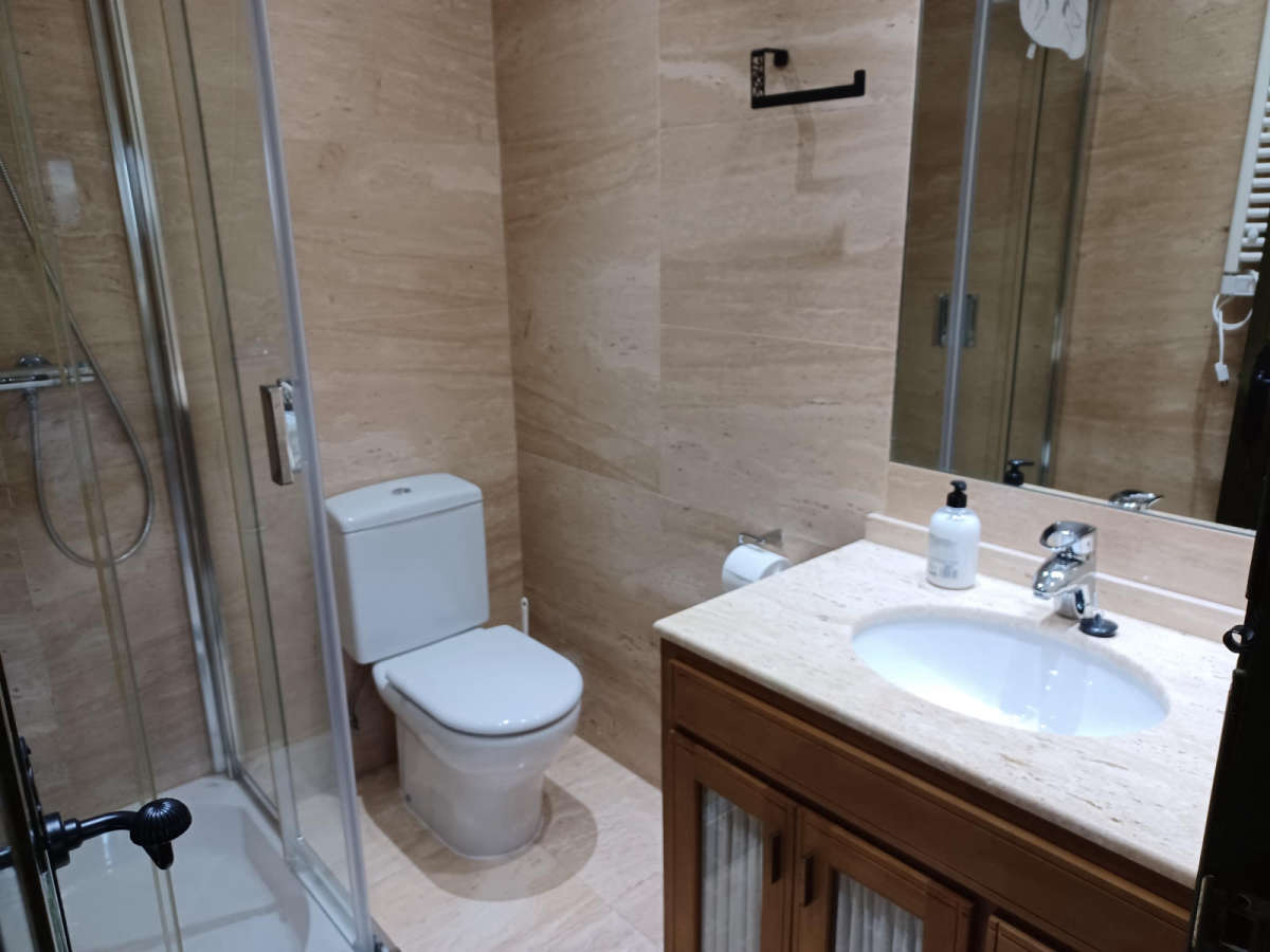 Cuarto de baño en suite habitación dos camas Casa Rural La Libélula de Gredos