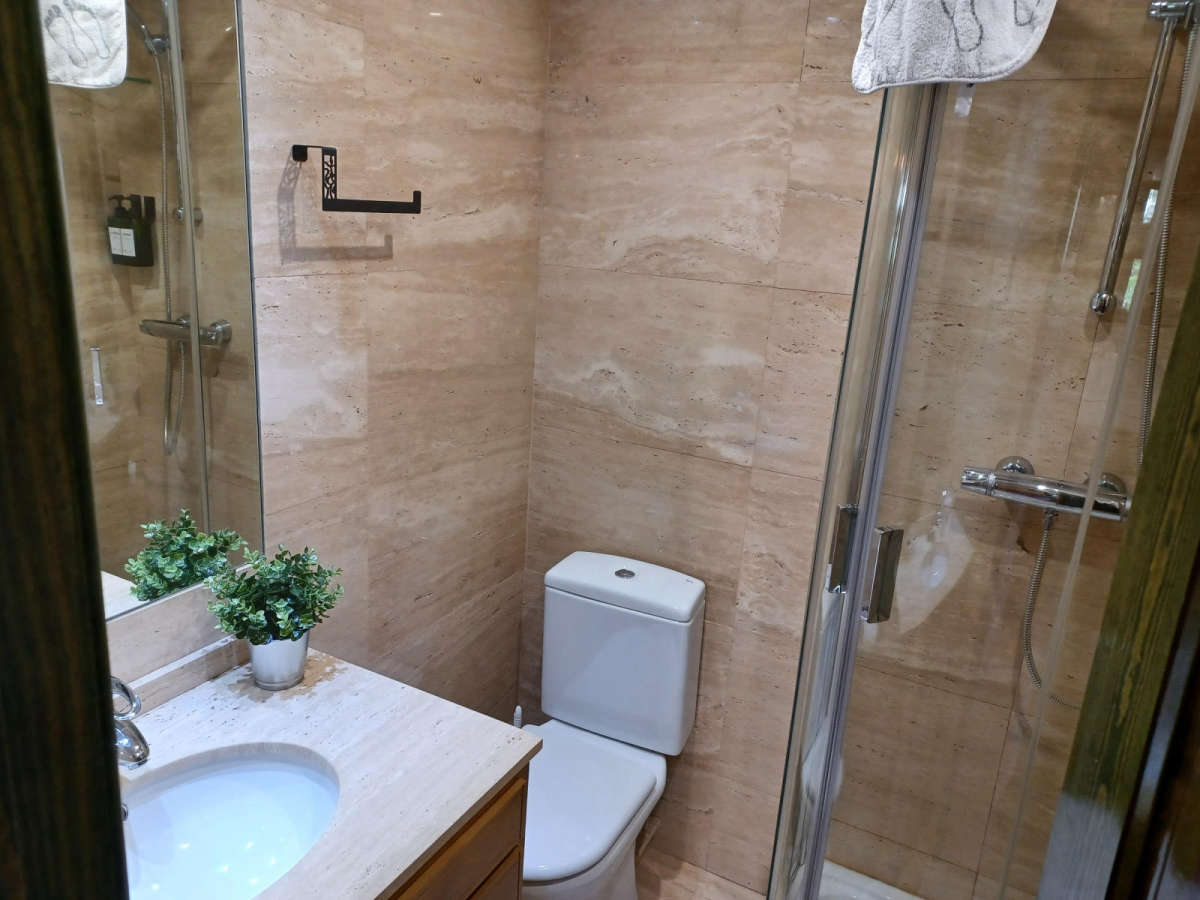 Cuarto de baño en suite habitación segunda planta Casa Rural La Libélula de Gredos