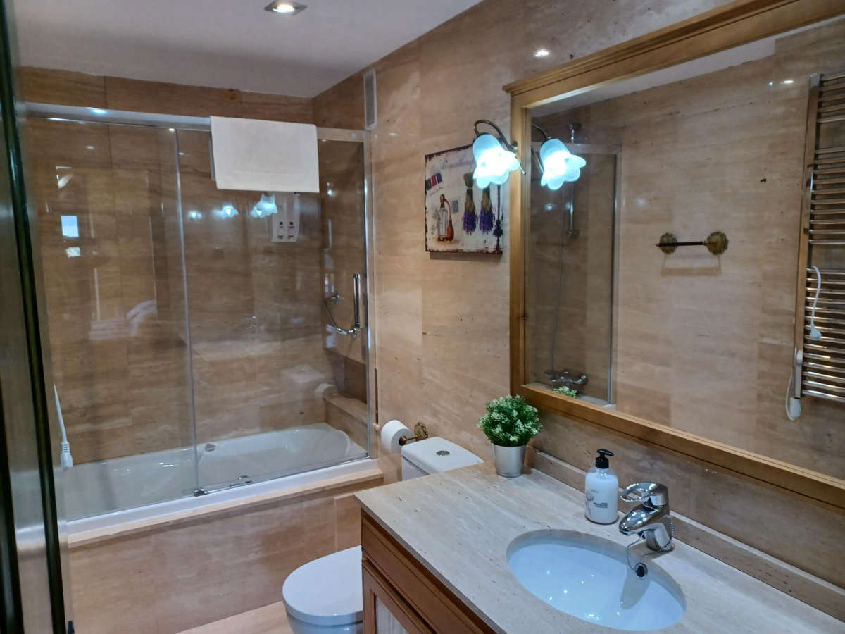 Cuarto de baño privado en suite Casa Rural La Libélula de Gredos