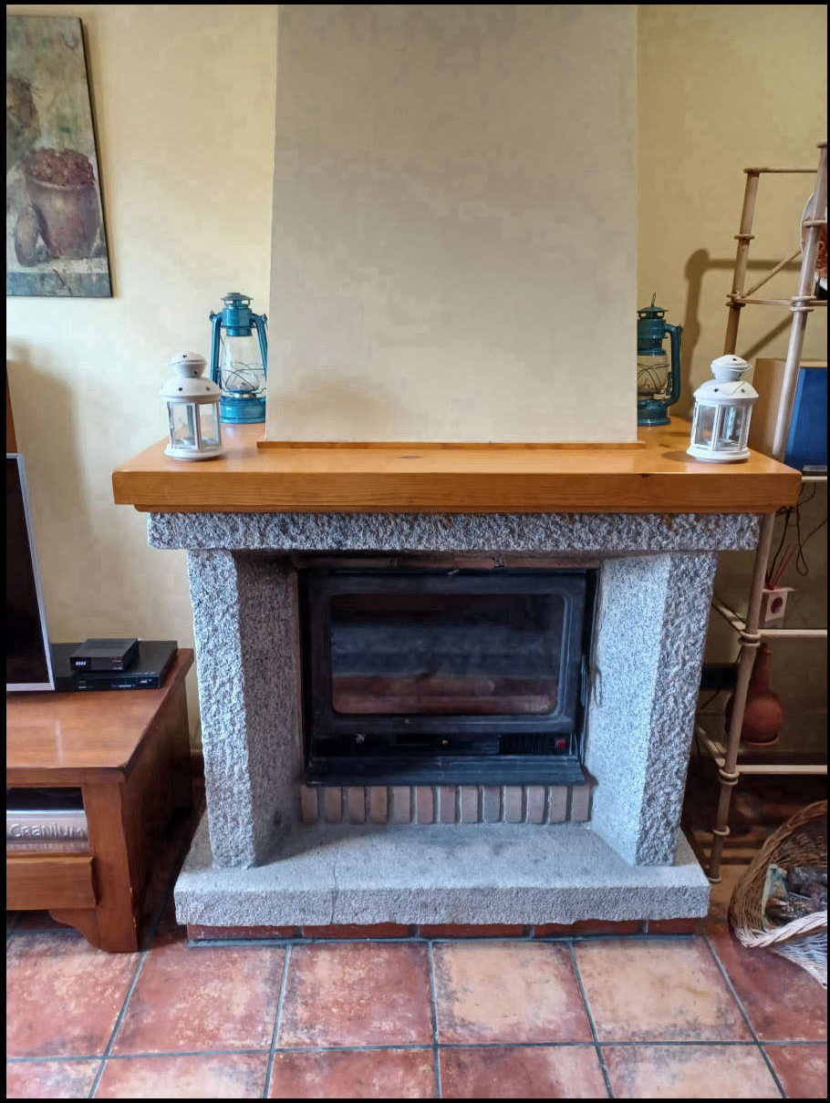 Chimenea de leña tradicional en el salón Casa Rural La Libélula de Gredos