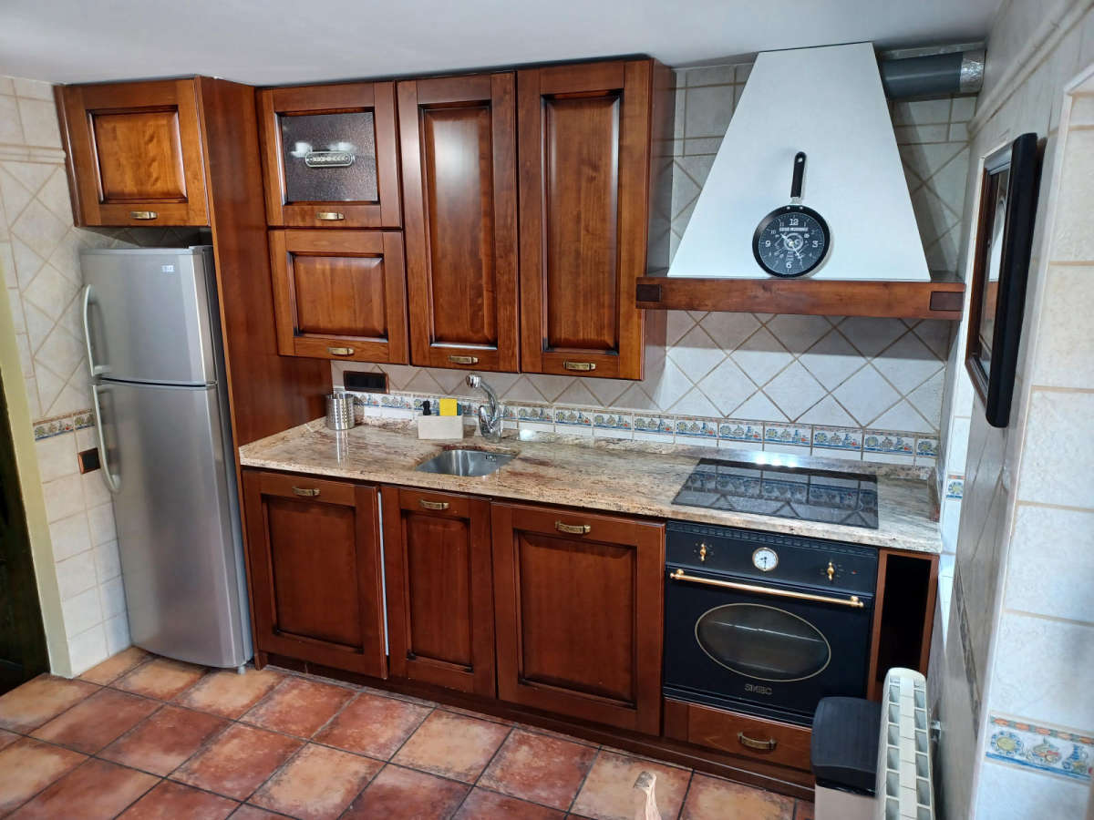 Cocina totalmente equipada vista derecha Casa Rural La Libélula de Gredos