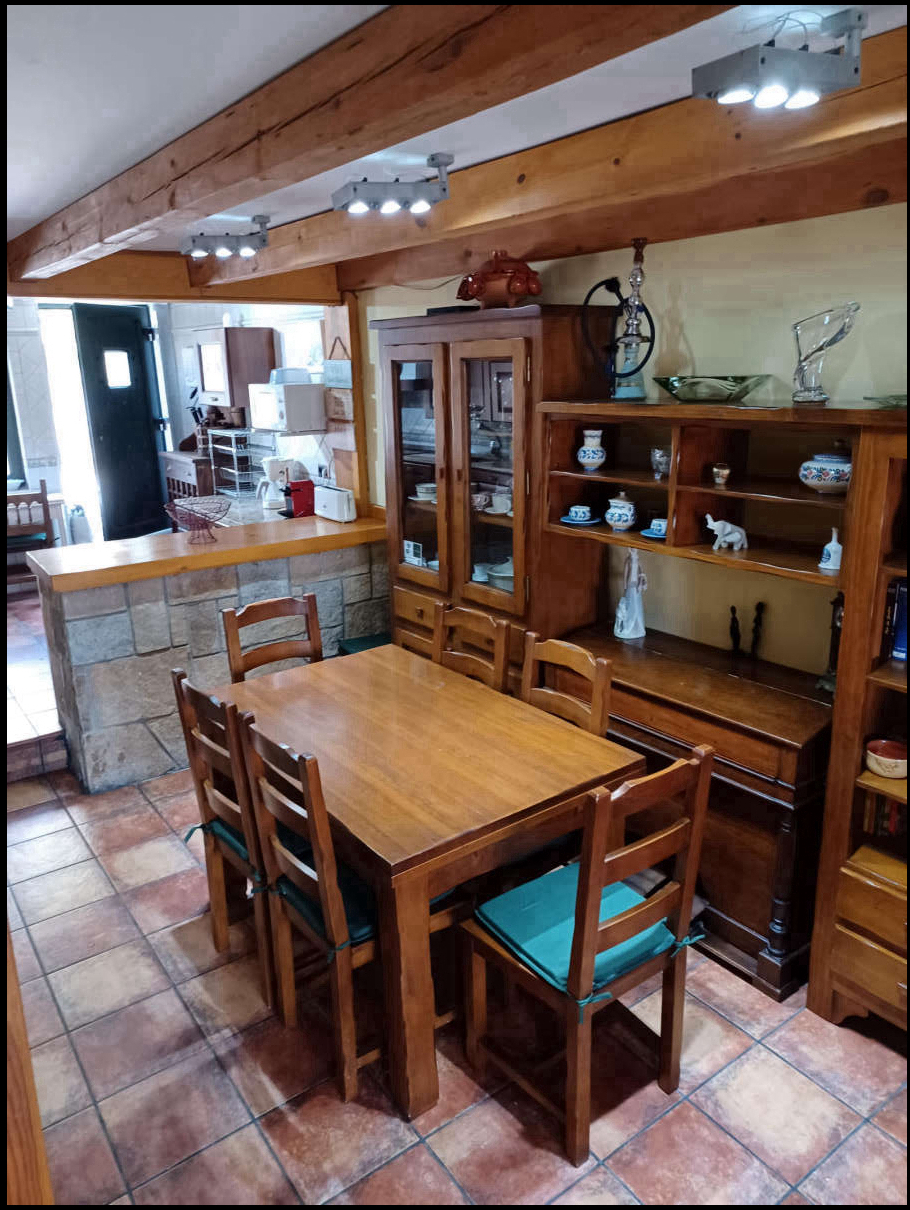 Comedor amplio con mesa para 8 comensales Casa Rural La Libélula de Gredos