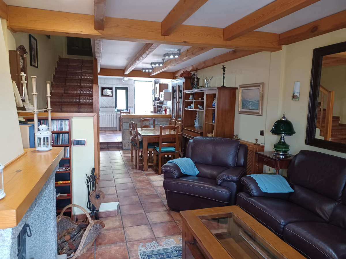Salón acogedor con sofás y Smart TV Casa Rural La Libélula de Gredos