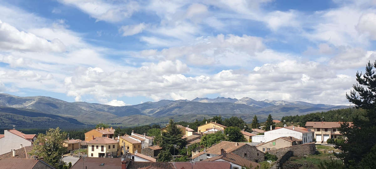 Vistas panorámicas a la Sierra de Gredos desde el balcón